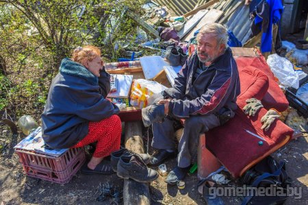 Еда на костре и свалки во дворах: как существуют некоторые гомельчане