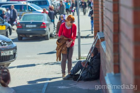 Эксперимент ``Вечерки``: принимают ли бездомные милостыню хлебом