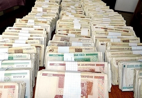 Минский бизнесмен сам вернул в банк 45 миллионов, которые кассир выдала ему по ошибке