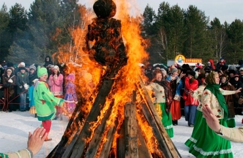 Чем заняться на Масленицу: самый красивый петух, метание метлы, дегустации и чучела на костре