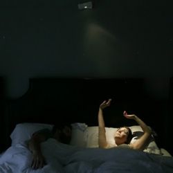 Будильник Wake: индивидуальный «рассвет» и ультразвук разбудят одного из находящихся в постели