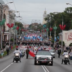 КРАЙСЛЕР, ФЛАГ И ОГРОМНАЯ КОЛОННА: Несмотря на пасмурную погоду, в Гомеле прошло шествие