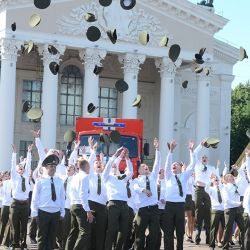 Фуражки в воздухе, слезы на глазах: в Гомеле офицеры-спасатели торжественно отметили окончание учебы