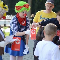 Волонтеры Красного Креста проводят благотворительную акцию  «Лето-дети-витамины»