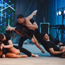 Мастера танца и звезды белорусской эстрады развлекали народ на площадке у Ледового в Гомеле