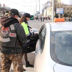 Сотрудники ГАИ и «Железные братья» напомнили участникам дорожного движения о начале мотосезона