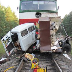 В Калинковичском районе поезд протаранил автолавку: двое погибших (фото)