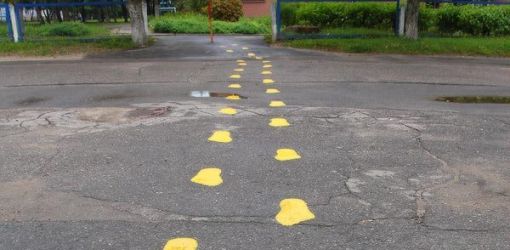Загадочные желтые следы появились на улицах Гомеля