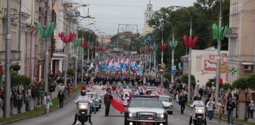 КРАЙСЛЕР, ФЛАГ И ОГРОМНАЯ КОЛОННА: Несмотря на пасмурную погоду, в Гомеле прошло шествие