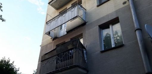 КАК В СТРАШНОМ СНЕ: балкон хрустнул под ногами, а потом упал