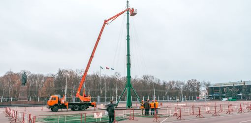 К 15 декабря главная городская елка будет полностью наряжена и ``укомплектована``