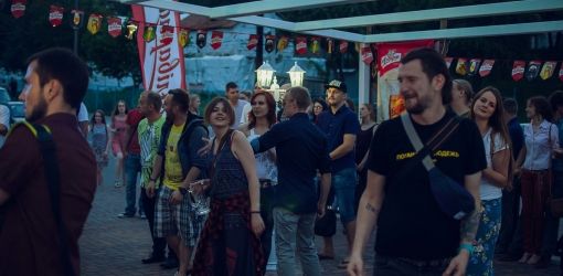 ВЕЧЕРИНКА НА КОЛЕСАХ: В Гомеле прошла бесплатная pre-party от бренда «Аліварыія»