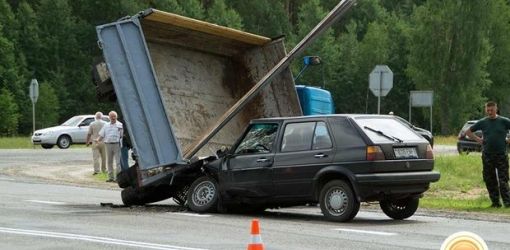 Трактор на боку, Golf практически всмятку: В Светлогорском районе произошло крупное ДТП