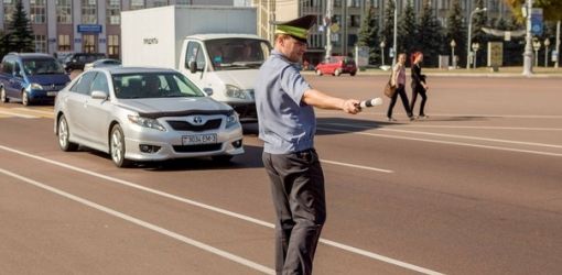 Трое гомельчан устроили драку и пытались снять куртку с сотрудника ГАИ, заступаясь за подругу-бесправницу