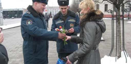 Пожарные подарили гомельчанкам 101 мгновение счастья