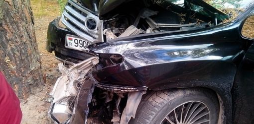 В Лельчицком районе женщина на «Toyota Highlander» врезалась в дерево