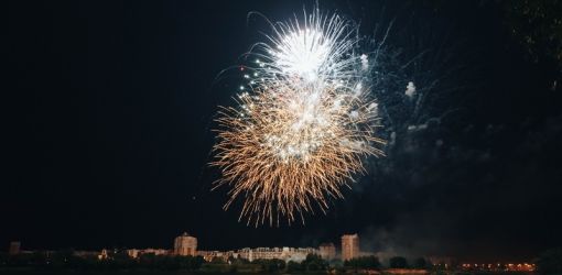 В ВОЗДУХЕ И ВОДЕ: Салют «независимости» озарил июльскую ночь
