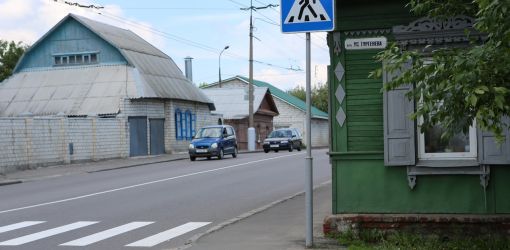 Странная табличка на жилом доме вводит в замешательство гомельчан