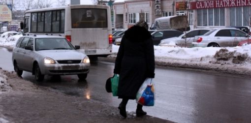 Женщина переходила дорогу в неположенном месте и попала под колеса авто