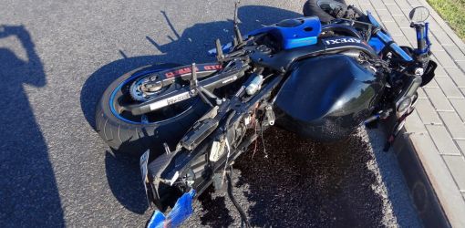 НЕ РАССЧИТАЛ: В Гомеле мотоциклист столкнулся с Маздой 