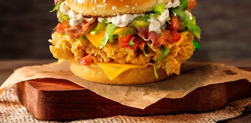 KFC представил свой самый большой бургер в новой линейке «Сандерс»