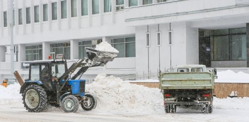 В настоящий момент Гомеле на уборке снега задействованы более 40 единиц техники ``ГорСАП`` и 240 его сотрудников