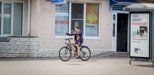 Инспекторы ДПС Гомельщины будут наклеивать на велосипеды световозвращающие наклейки 